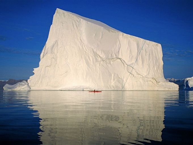 Kajakekspedition i 2002 i Scoresbysund fjorden, Vedens største i fjord. Mødet med den eskimoiske fortid, moskusokser, narhvaler og bjørne