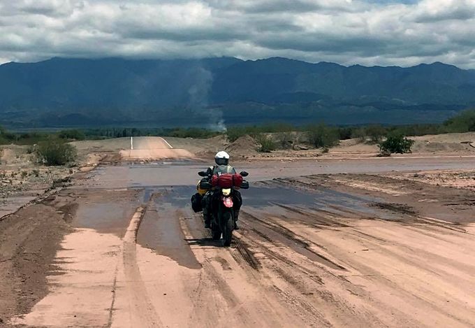MC kørsel i det nordlige Argentina hvor vand fra Andesbjergene mange steder overstrømmede vejen.2016